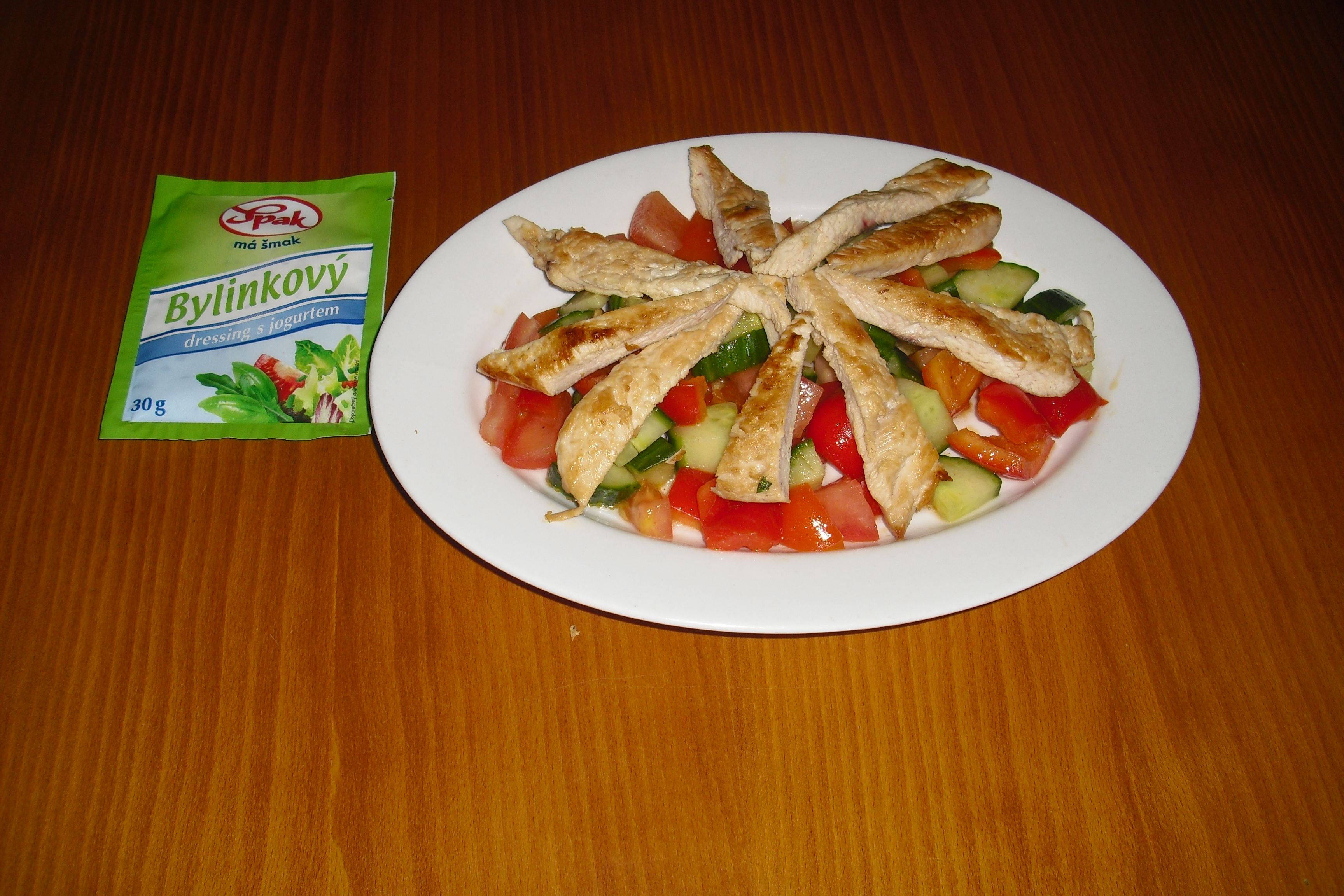 Salát s kuřecím masem(rajče,okurka,paprika,dresing,kuřecí maso-100g)