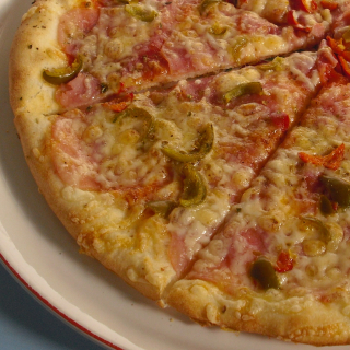 02. Pizza feferonová (tomaty, šunka, sýr, feferony) 43 cm