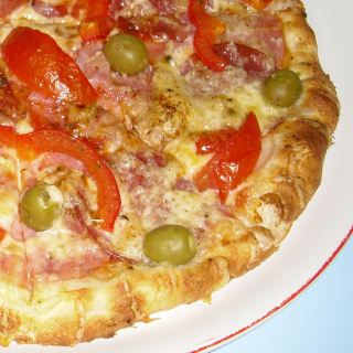 06. Pizza se salámem a šunkou(tomaty, šunka, salám, rajčata, papriky, olivy)43cm