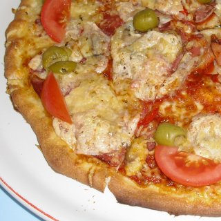 07. Pizza salámová(tom.,salám,rajč.,papr.,feferon,,olivy,mozzarella,sýr) 43 cm