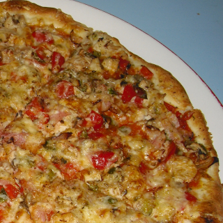 10. Pizza selská kuřecí(tom.,kuř.maso,papr.,žamp.,jar.cibulky,angl.slan,sýr)43cm