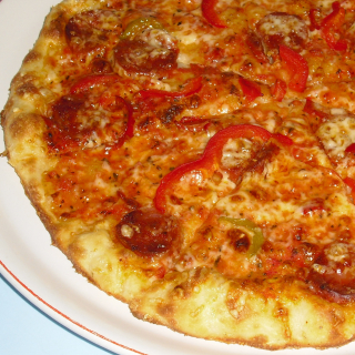 12. Pizza s klobásou (tomaty,chorizo klobása, papriky,feferony,sýr) 43 cm