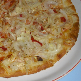16. Pizza s cibulí (tomaty,cibule,česnek,feferony,mozzarella,sýr) 43 cm