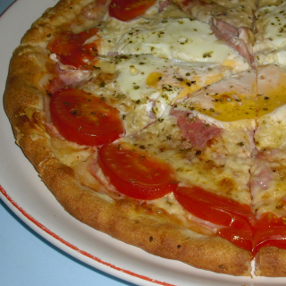 33. Pizza s vejci (tomaty,šunka,rajčata,rajčata,vejce,sýr) 43 cm