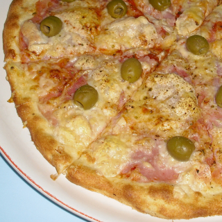 35. Pizza s olivami (tomaty,šunka,olivy,mozzarella,sýr) 43 cm