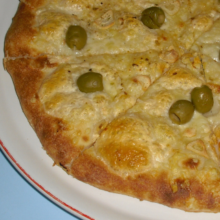 36. Pizza suchá s česnekem a olivami(česnek,olivy,mozzarella,sýr) 43 cm
