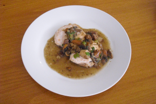 Steak s houbovým ragů (prso, žampion,hříbky,lišky,jarní cibulka)