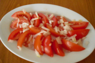 Rajčatový salát (zálivka,cibule)