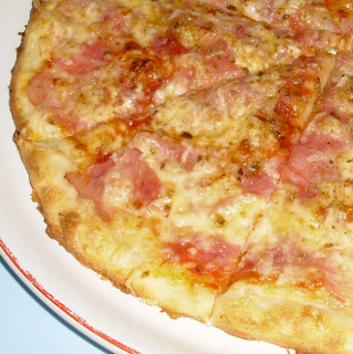 01. Pizza šunková (tomaty,šunka,sýr) 30 cm