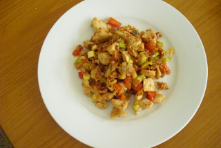 Kuřecí směs (prso nudličky,cibule,česnek,angl.slanina,šunka,paprika,pórek)