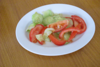 Okurkový salát s rajčaty (zálivka)