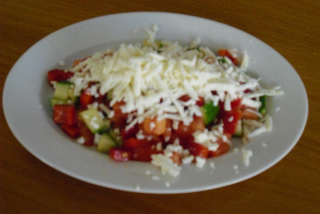 Šopský salát (rajče,okurka,paprika, balkánský sýr)