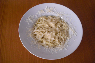 Špagety sýrové (omáčka s nivou,parmazán)
