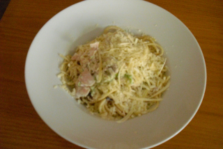 Špagety královské (parmazán,žampiony,brokolice,šunka,smetanová omáčka)