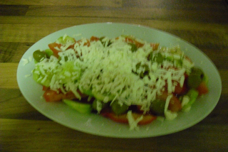 Choriatiky (okurka,paprika,rajče,cibule,olivy,balkánský sýr,zálivka,oregano)