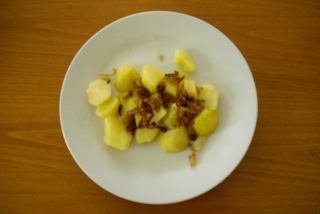 Brambory na cibulce