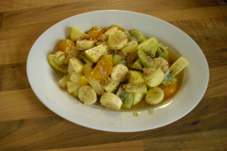Ovocný salát (ananas,mandarinky,banán,jablko,kiwi,karamel)