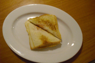 Toust rančerský (angl.slanina,hořčice,paprika,sýr)