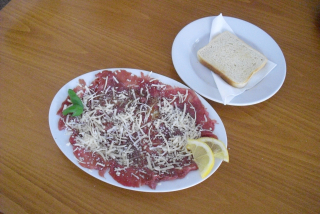 Hovězí carpaccio (carpaccio,parmazán,citron,pečený toustový chléb)