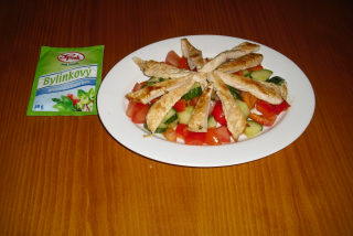 Salát s kuřecím masem(rajče,okurka,paprika,dresing,kuřecí maso-100g)