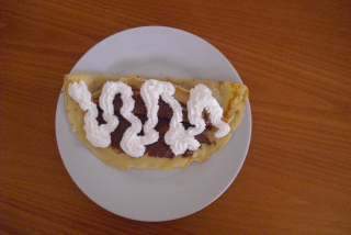 Palačinka plněná nutelou a se šlehačkou