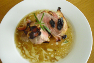 Vepřová panenka plněná švestkama (panenka,suš.švestky,angl.slanina)