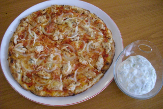 Americká 30. Pizza Gyros (tom.,kuřecí gyros,cibule,tzatziky,sýr) 30 cm