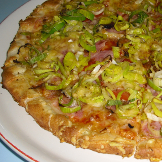 Americká 13. Pizza pórková (tomaty,šunka,angl.slanina,rajče,pórek,sýr) 30 cm