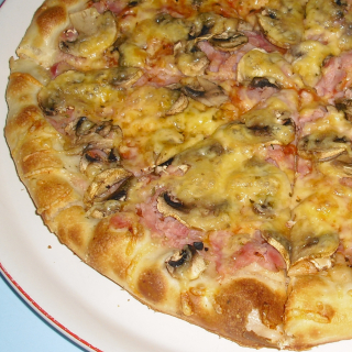 Americká 14. Pizza se žampióny (tomaty,šunka,žampiony,sýr) 30 cm