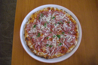 31. Pizza s carpacciem(tom.,mozzarella,carpaccio,parmazán,bazalka čerstvá) 43 cm