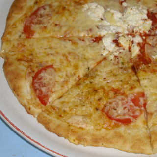 Americká 21. Pizza pětisýrová (tomaty, 5 druhů sýra,rajčata) 30 cm