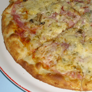 Americká 22. Pizza s nivou (tomaty, šunka,niva,žampióny,sýr) 30 cm