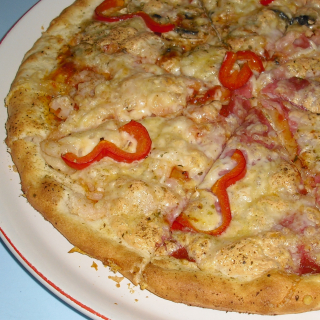 Americká 24. Pizza 4 roční doby (tom.,1/4šunka,1/4salám,1/4krevety,1/4žamp.,papriky,sýr) 30 cm