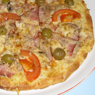 Americká 26. Pizza s tuňákem (tomaty,tuňák,slanina,žampióny,rajčata,olivy,sýr) 30 cm