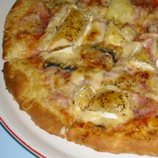 Americká 39. Pizza s hermelínem (tomaty,šunka,hermelín,žampióny,sýr) 30 cm