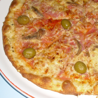 Americká 41. Pizza se sardelemi(tomaty,šunka,sardele"ančovičky",olivy,sýr) 30 cm