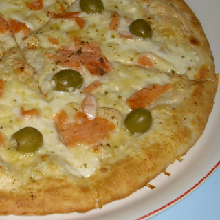 Americká 43. Pizza s uzeným lososem (smetana,uzený losos,olivy,mozzarella,sýr) 30 cm