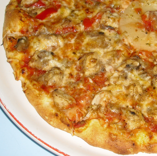 09. Pizza kuřecí(tomaty, kuřecí maso a játra, papriky, žampión, plátek ananasu) 22 cm
