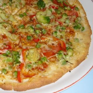17. Pizza pestrá zeleninová (tomaty,rajče,papriky,hrášek,brokolice,feferon,sýr) 22 cm
