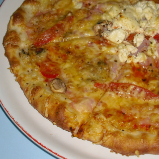 23. Pizza čtyřsýrová (tomaty, 4 druhy sýra,šunka,žampióny, sýr) 22 cm
