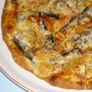 25. Pizza s uzenými šproty (tomaty,uzené šproty,mozzarella,sýr) 22 cm