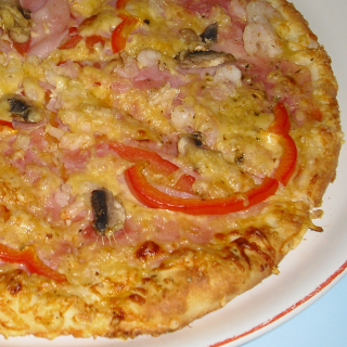 28. Pizza s krevetami a šunkou(šunka,krevety,papriky,žampióny,rajčata,sýr) 22 cm