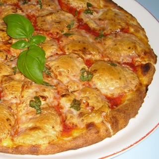 32. Pizza Margherita (tomaty,mozzarella,bazalka čerstvá) 22 cm