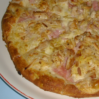 37. Pizza s mandlemi (smetana,šunka,kuř.maso,mandle,mozzarella,sýr) 22 cm