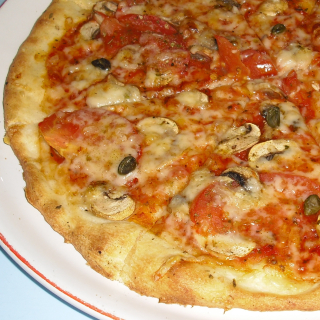 38. Pizza s parmazánem (tomaty,rajčata,žampióny,parmazán,kapary) 22 cm