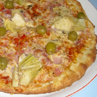 40. Pizza s artyčokem (tomaty,šunka,žampióny,artyčok,sýr,olivy) 22 cm