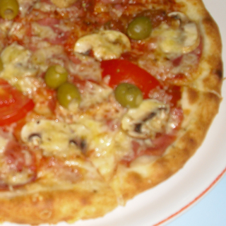 42. Pizza s parmskou šunkou (tomaty,parmská šunka,rajčata,žampióny,olivy,sýr) 22 cm