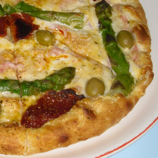 44. Pizza s chřestem (smet.,šunka,suš.rajč.,chřest,olivy,mozzarella,sýr) 22 cm